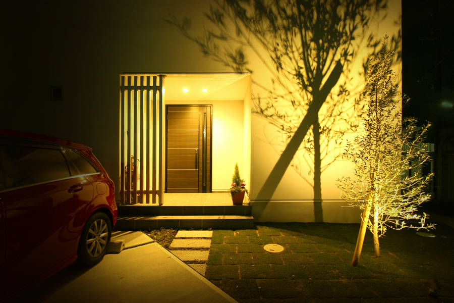 ライトアップで樹形を建物に投影 新築外構 八幡市 京都の外構 エクステリア 庭のリフォーム 株式会社あしだ
