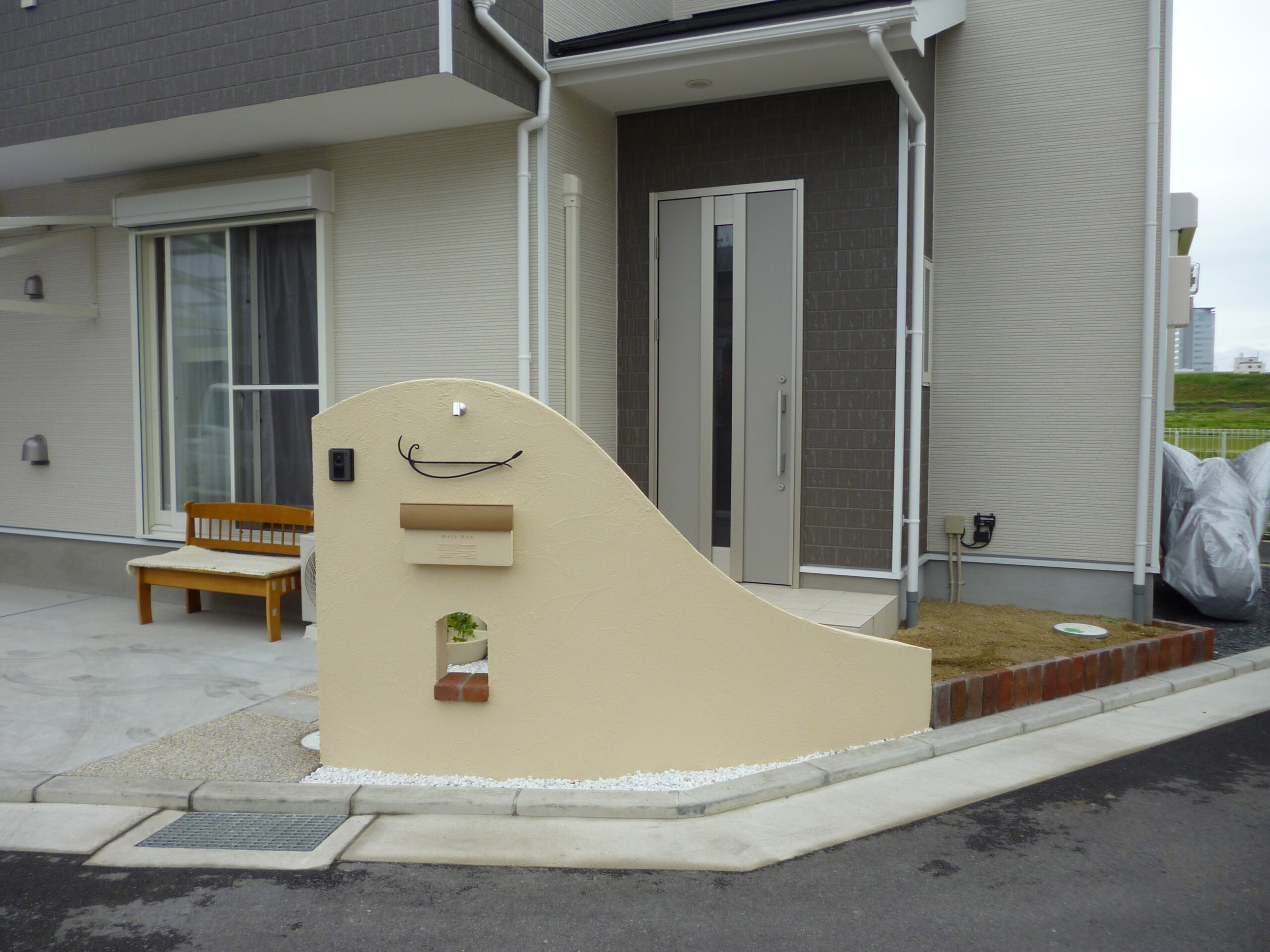 やさしくて暖かみのあるアール型造作門柱