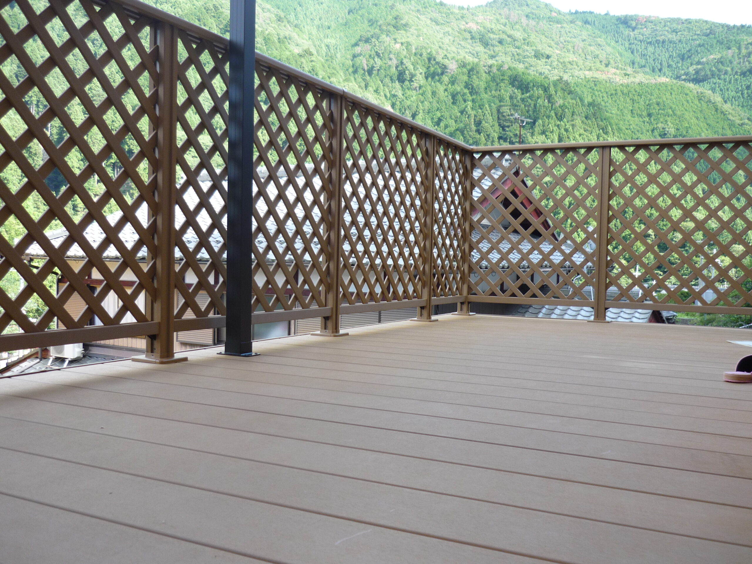 傾斜地を活用した広々ウッドデッキ