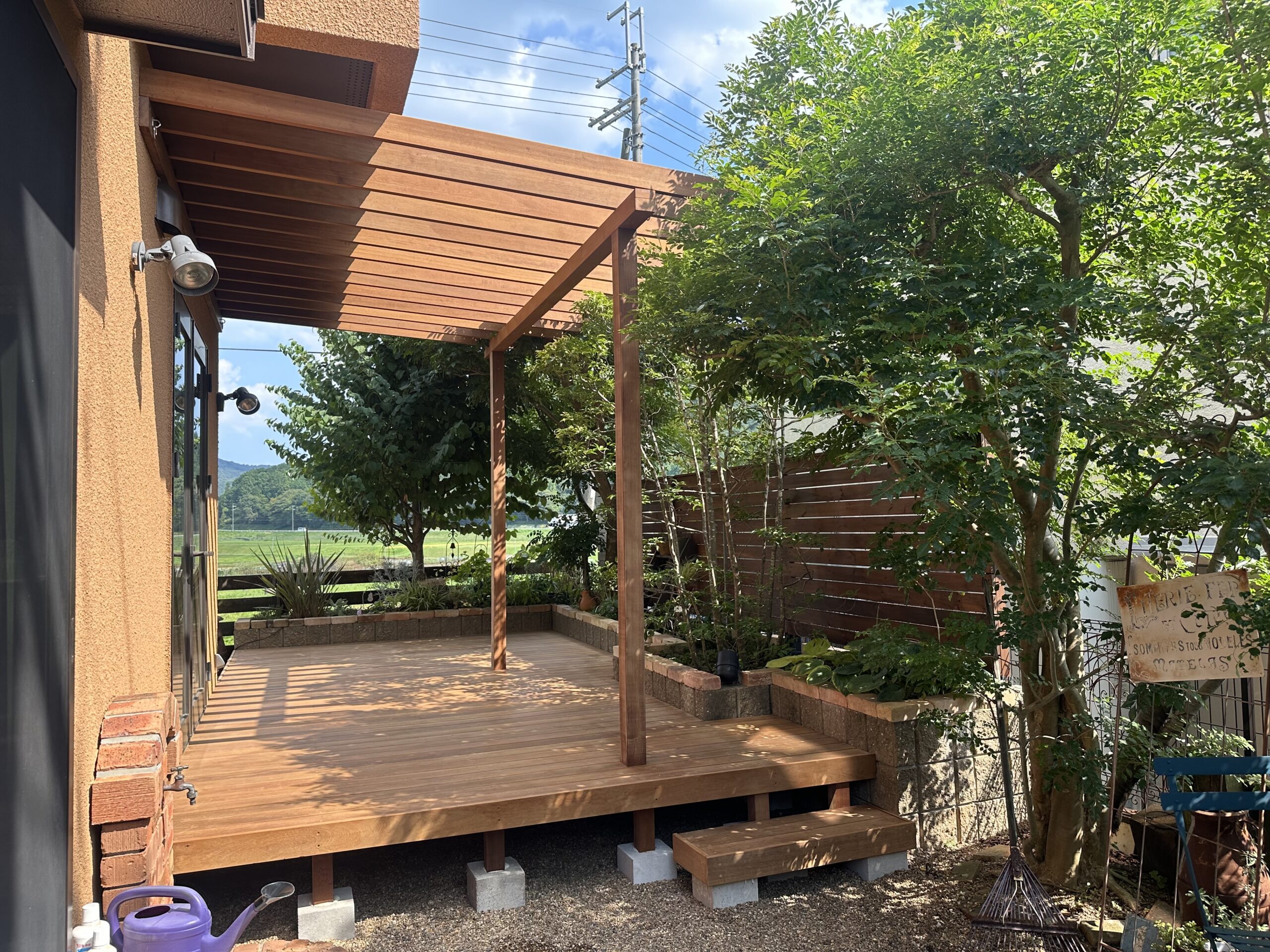 天然木のぬくもりあふれるガーデン