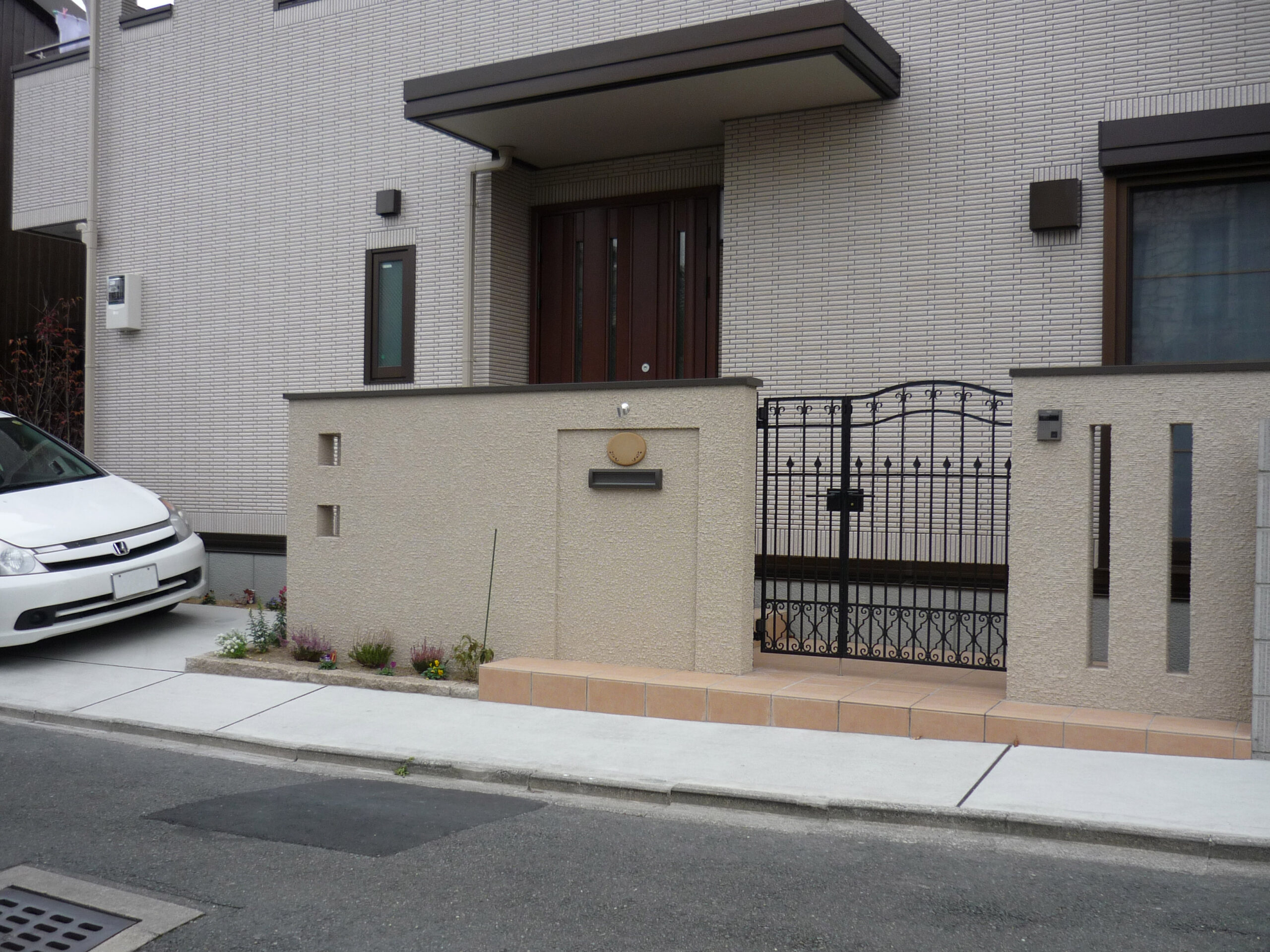 建物と調和のとれた造作門柱