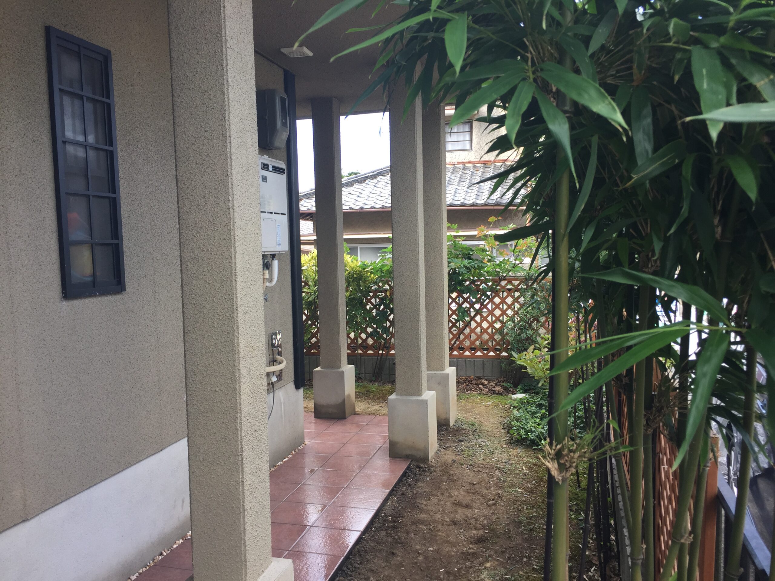 歩きづらかった犬走りをタイル貼へリフォーム