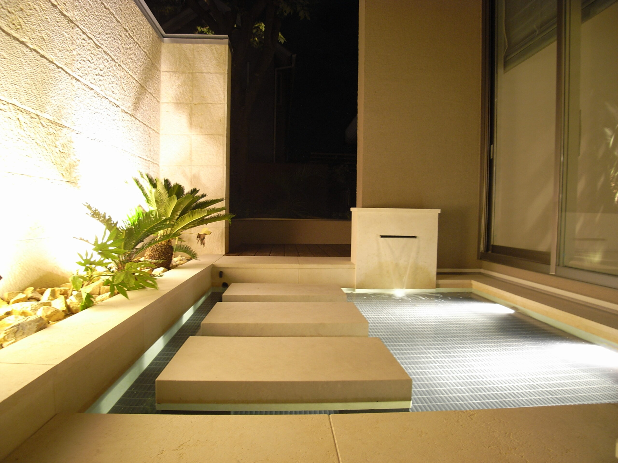 水盤と壁泉のある中庭リゾート