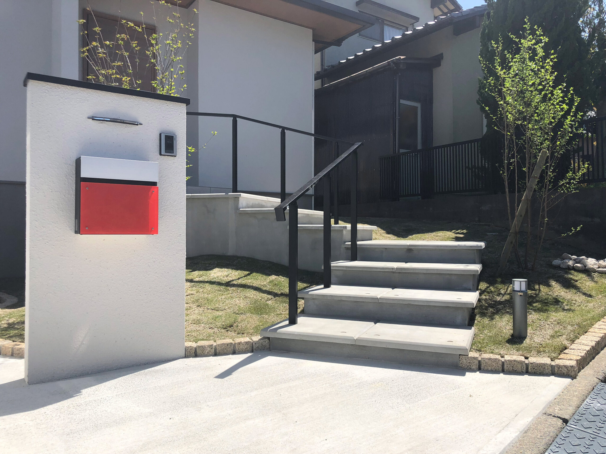 緑に囲まれた回遊アプローチ階段