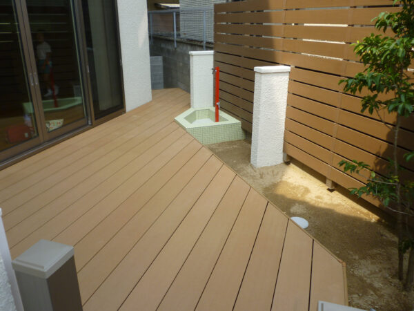 ウッドデッキとおしゃれな立水栓
