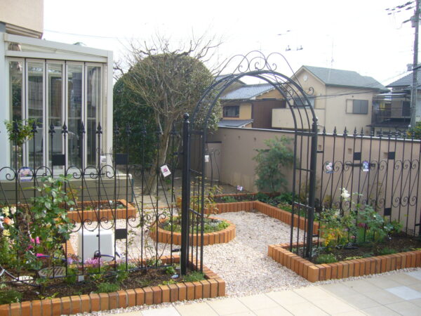 バラや草花を楽しむお庭