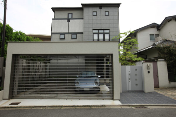 モノトーンコントラストが美しいハイクローズ外構