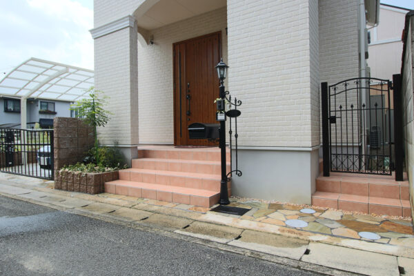 ヨーロピアン風の玄関前アプローチ