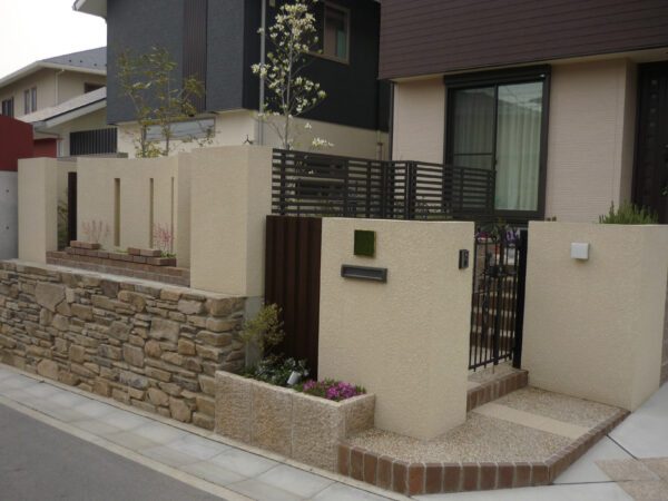 季節のお花が楽しめるセミクローズ外構