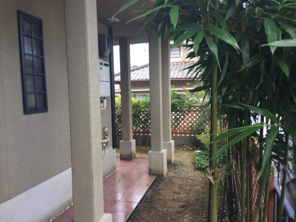 歩きづらかった犬走りをタイル貼へリフォーム