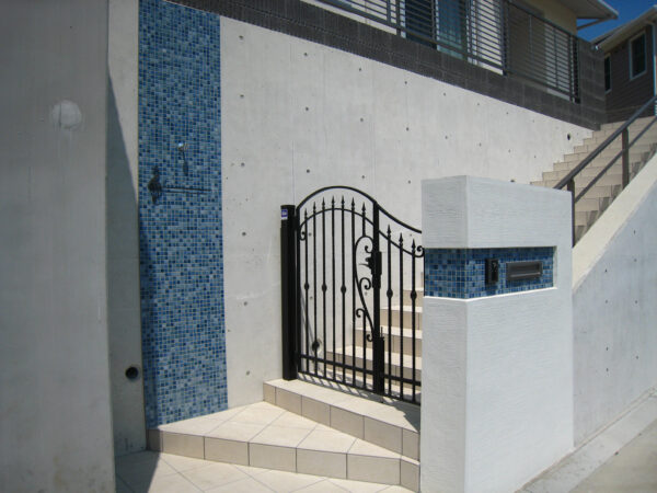 爽やかなブルーが印象的なアプローチ