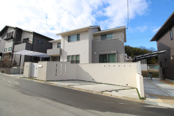 白を基調とした広い間口のセミクローズ外構