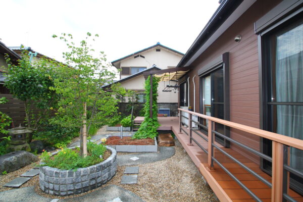 緑に囲まれたガーデンライフが楽しめる和モダンなお庭