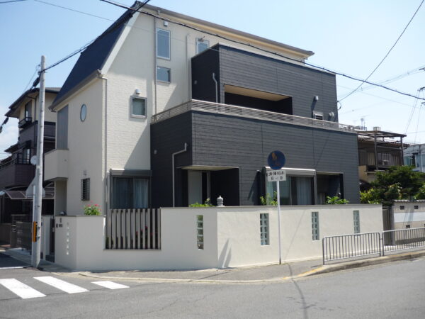 親子2世帯住宅のクローズ外構